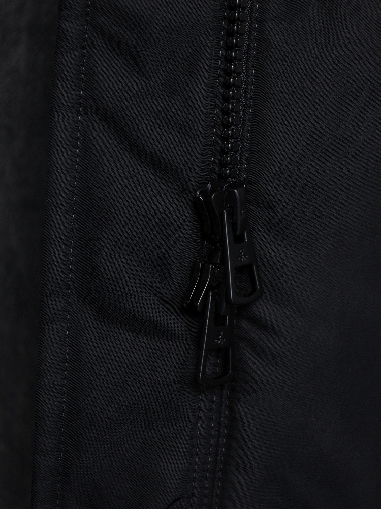 Куртка утепленная черного цвета